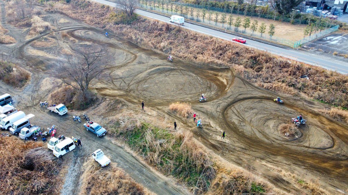 【悲報】バイクで河川敷に行った結果ｗｗｗｗ