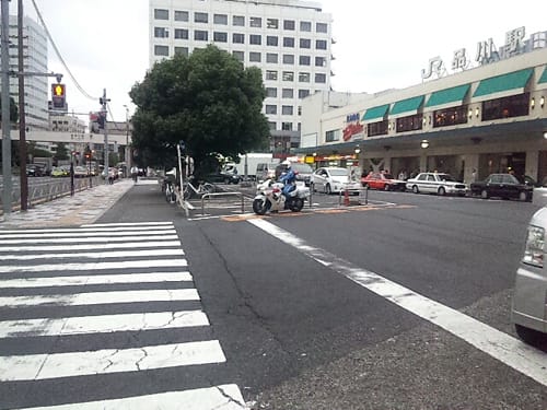 横断歩道の影にコソコソ隠れてる白バイ見つけたらさｗｗｗ
