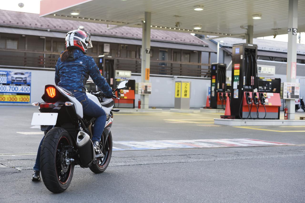 【悲報】自動車教習所、給油方法を教えてくれない…