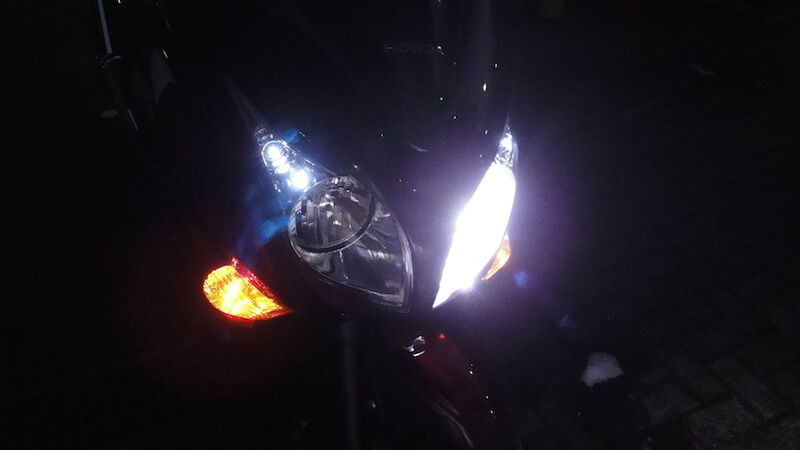 【え？】スポーツバイクのライト片方しか点けてな奴いるんだけど？