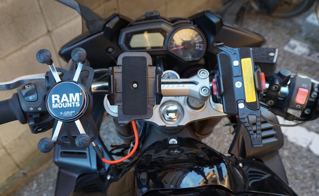 「バイクにスマホホルダー」左右どっちにつけるかが話題に！