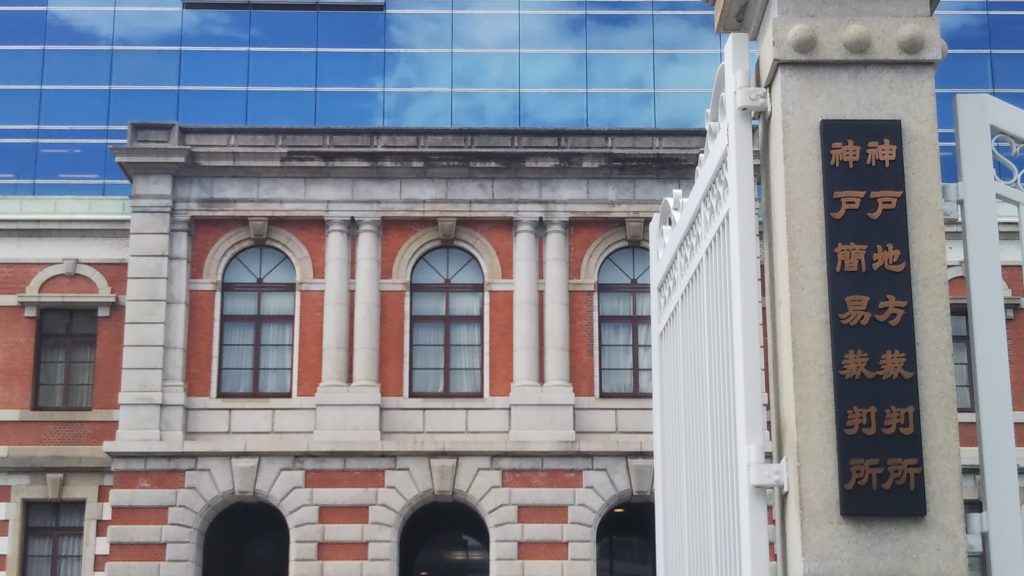 【悲報】子供の投げたボールが・・・よけようとバイク転倒、けがの女性が敗訴