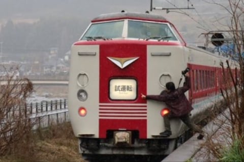 【画像】撮り鉄さん、電車に抱きついて炎上してしまう…
