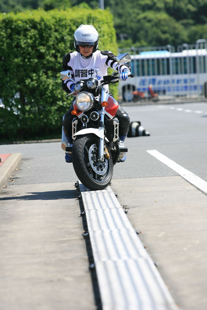 【悲報】勢いでバイクの教習所入ったけど一本橋とか辛すぎる…