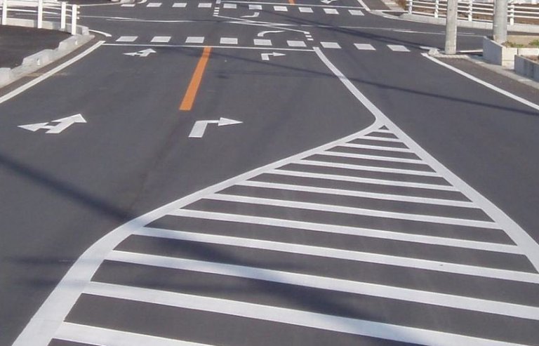 バイクで右折待ちで横断歩道に歩行者いたから待ってたら後ろからクラクションされた