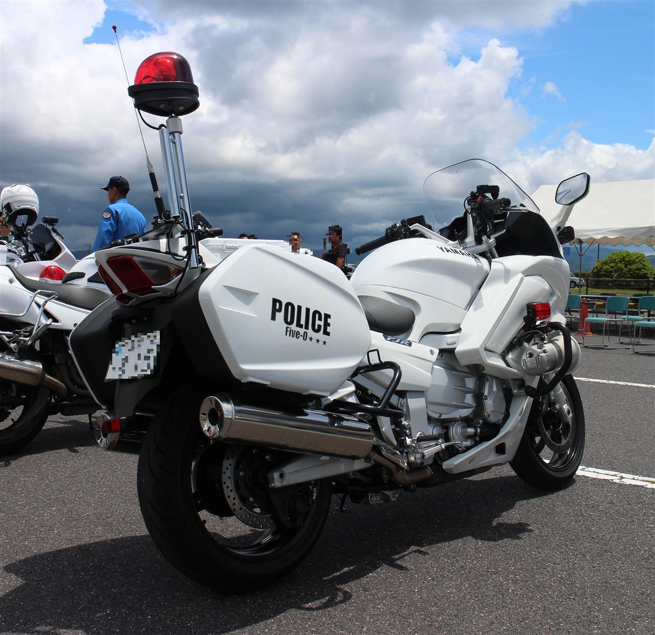 【謎】白バイの左右の白いタンクってなに入ってるの？