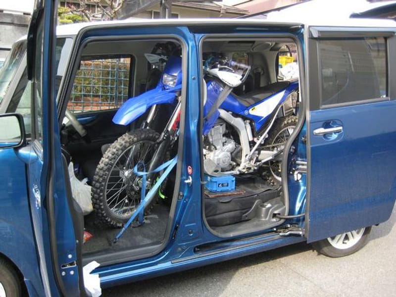 軽自動車を買うかバイクを買うか迷う？