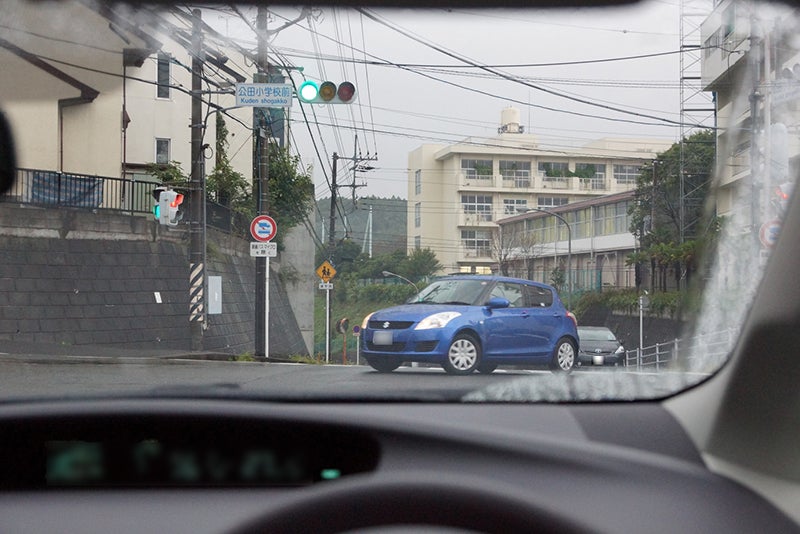 これって違反？交差点で対向車いるのに右折するやつwww