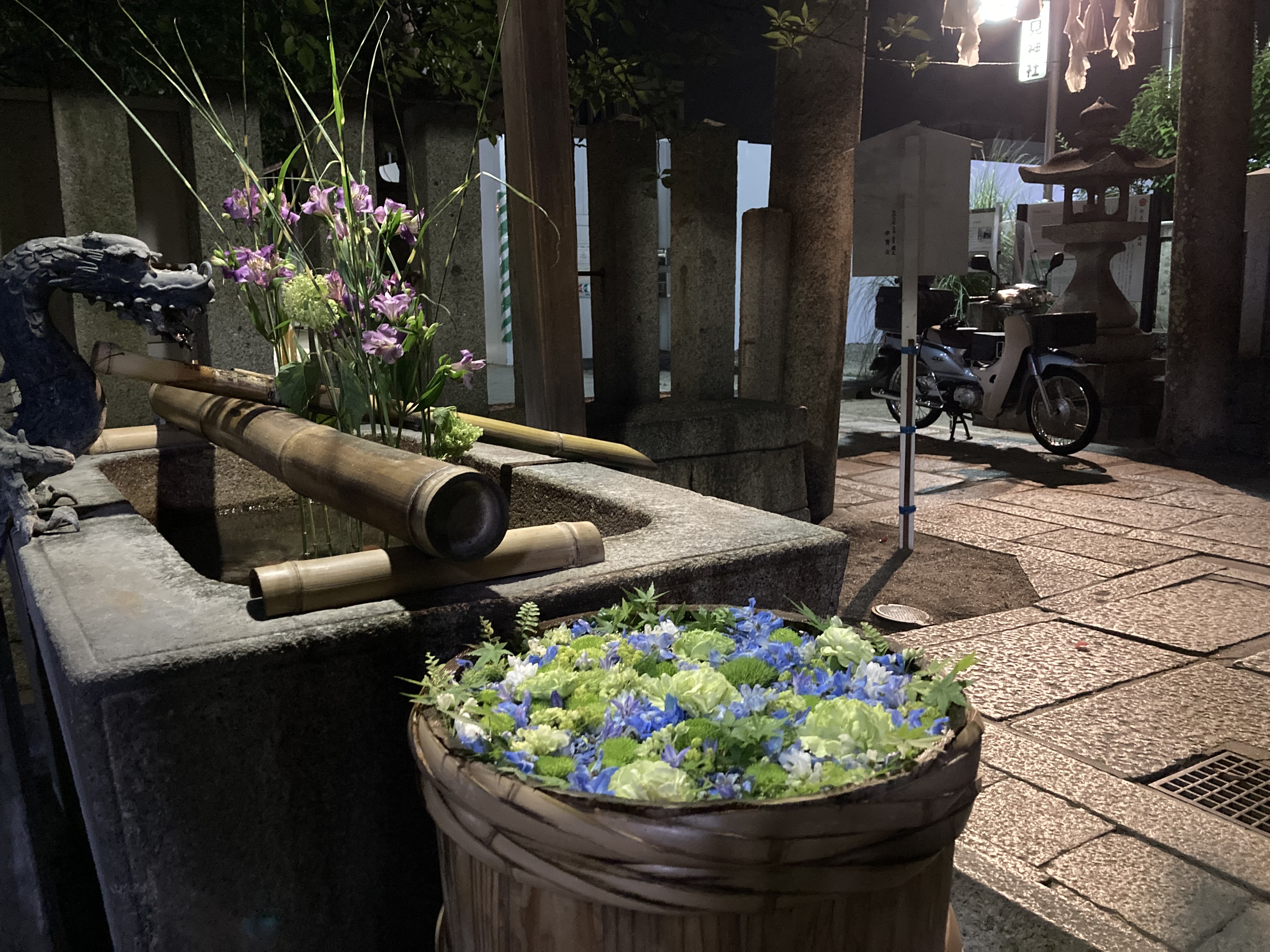 野見神社の花手水 十三大橋からの大阪夜景 リターンライダーの足跡 野見神社の花手水 十三大橋からの大阪夜景 リターンライダーの足跡
