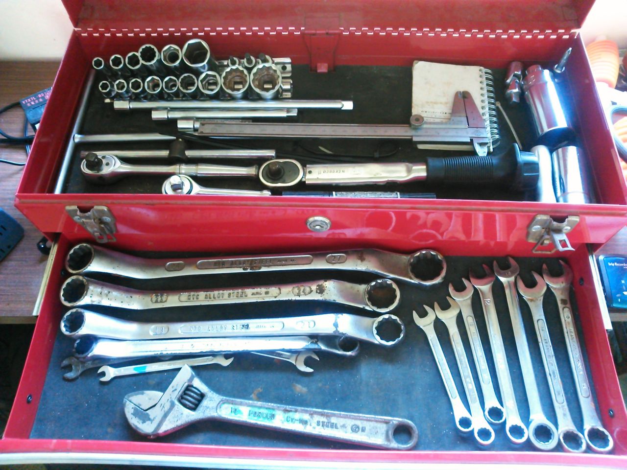 工具箱の中身はいろんなメーカーばかり ハタカラ 工具箱の中身はいろんなメーカーばかり ハタカラ