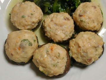 鍋物用の鶏つみれを使った椎茸の肉詰めの蒸し焼き