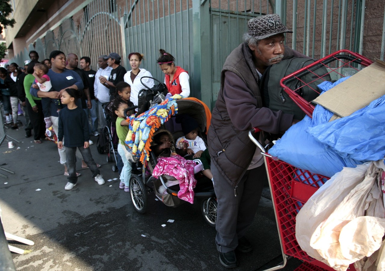 LA skid Row making line for food.jpg LA skid Row making line for food