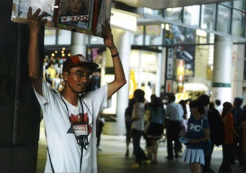 2 渋谷駅でビッグイシュー誌を販売(2008年)
