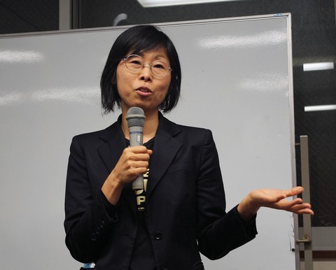 04ビッグイシューについて話す佐野さん3