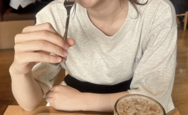 【画像】神戸屋の女店員の制服、マジでドスケベだろ・・・！！！のサムネイル