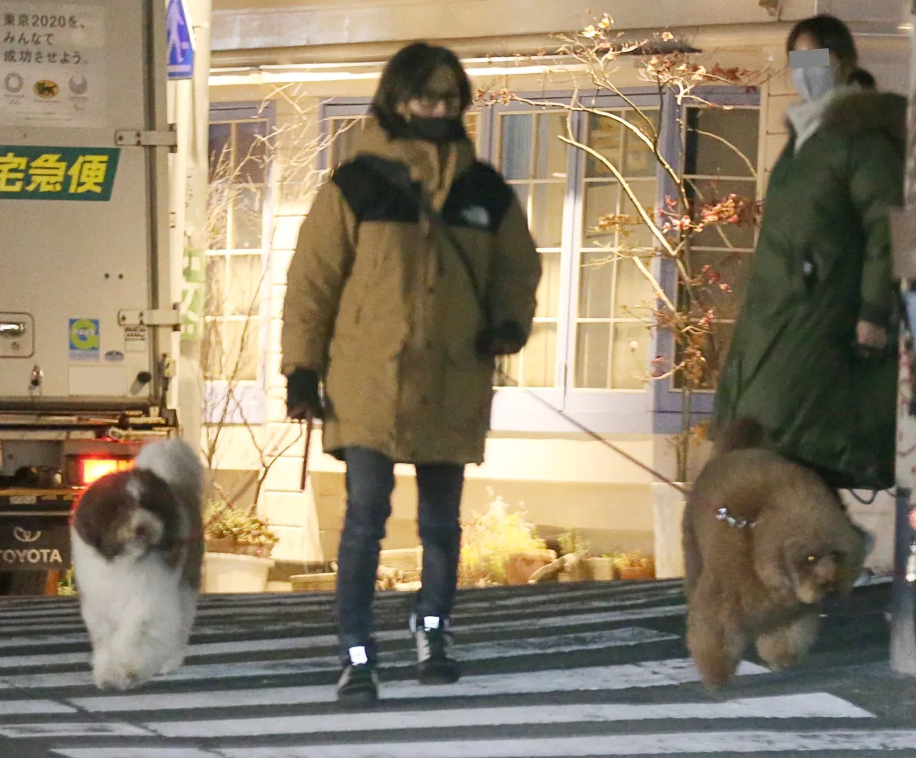 画像 B Z稲葉浩志 愛犬の散歩をfridayされるも合成にしか見えない 人気の アプリ コミック にどっぷりハマって暇なし生活