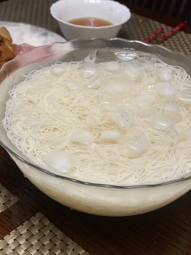 【画像】博多美女が投稿した『そうめんの食べ方』がXで炎上www