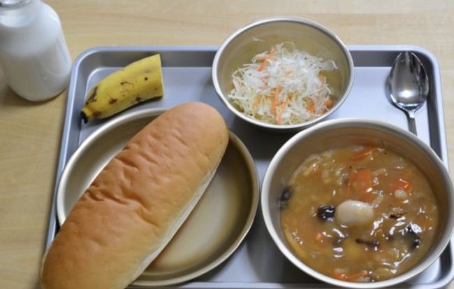 【画像】日本の小学校の給食の現在、ガチで酷すぎるだろ・・・