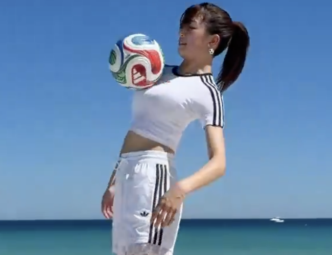 【動画】おっぱいでリフティングする女wwwwwwww