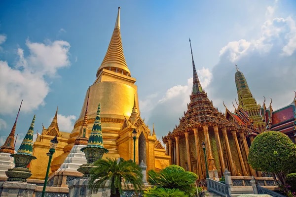 depositphotos_5552690-stock-photo-bangkok-temple