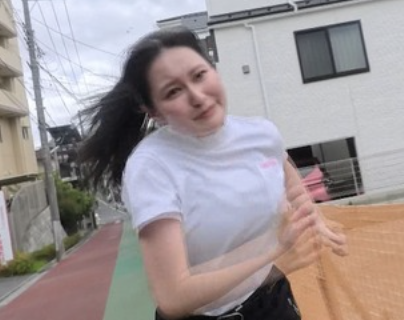 【画像】ミセスの爆乳彼女、テレビで乳を揺らしまくる
