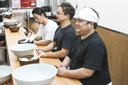 ラーメン店主「何名様ですか?」Z世代「5人っす」店主「席離れてもいい?」 : びぷ速