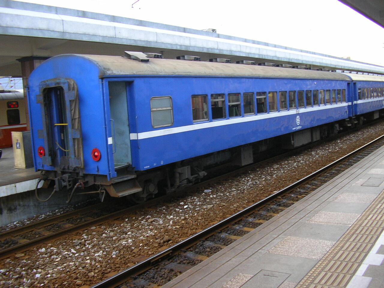 鉄支路模型（TOUCH-RAIL MODELS）莒光號16両+普快車4両+機関車 鉄支路