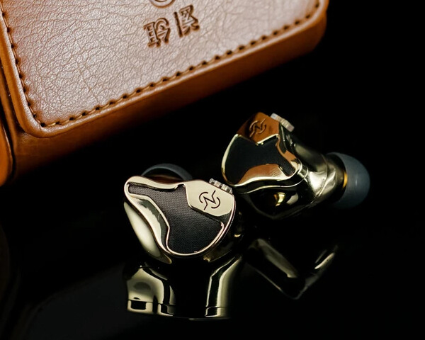 CCZ Plume」 ゴールドのシェルがインパクト抜群。しっかり鳴らせ