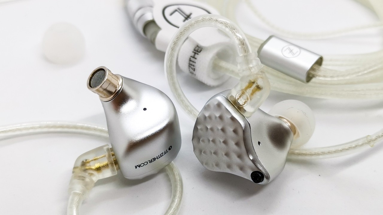 TFZ SERIES 7」 4BA+1DDの同社初ハイブリッド仕様によるパワフル TFZ SERIES 7」 4BA+1DDの同社初ハイブリッド仕様によるパワフル