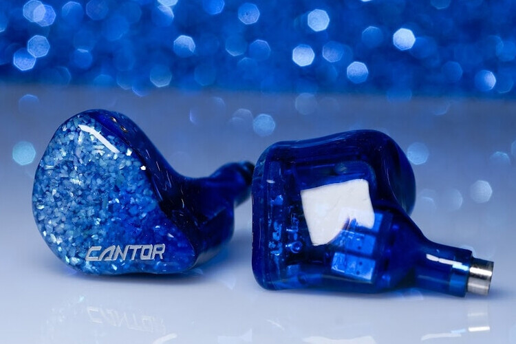 イヤホン AFUL CANTOR AFUL Cantor」 片側14BA構成にさらに進化した特許技術。自然な