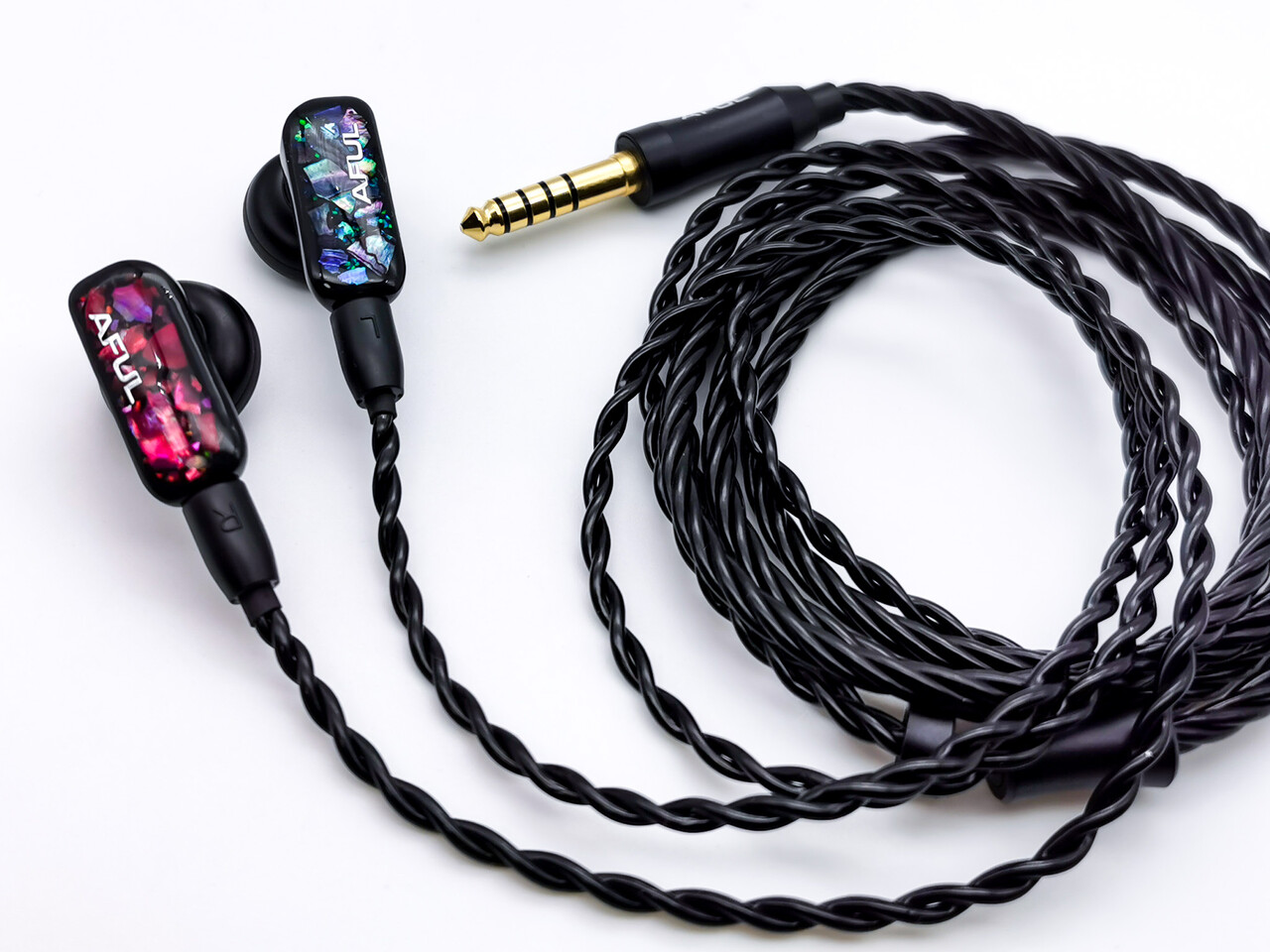 AFUL PolarNight」 イントラコンカ型の枠を超えたデザイン性のモニター