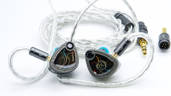 「JUZEAR Light Shuttle」 1DD+4BA+2マイクロ平面ドライバーに独自音響構造を搭載。個性的デザインと使いやすいサウンドのU200ドル級イヤホン 【レビュー】