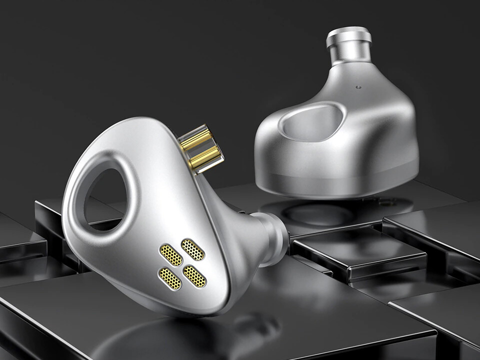 CCA CXS」 金属製シェルと新ドライバーによる新たな挑戦モデル