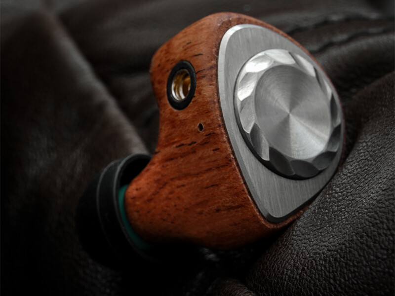 Astrotec Phoenix」 2静電＋ダイナミック構成と天然木材シェルが