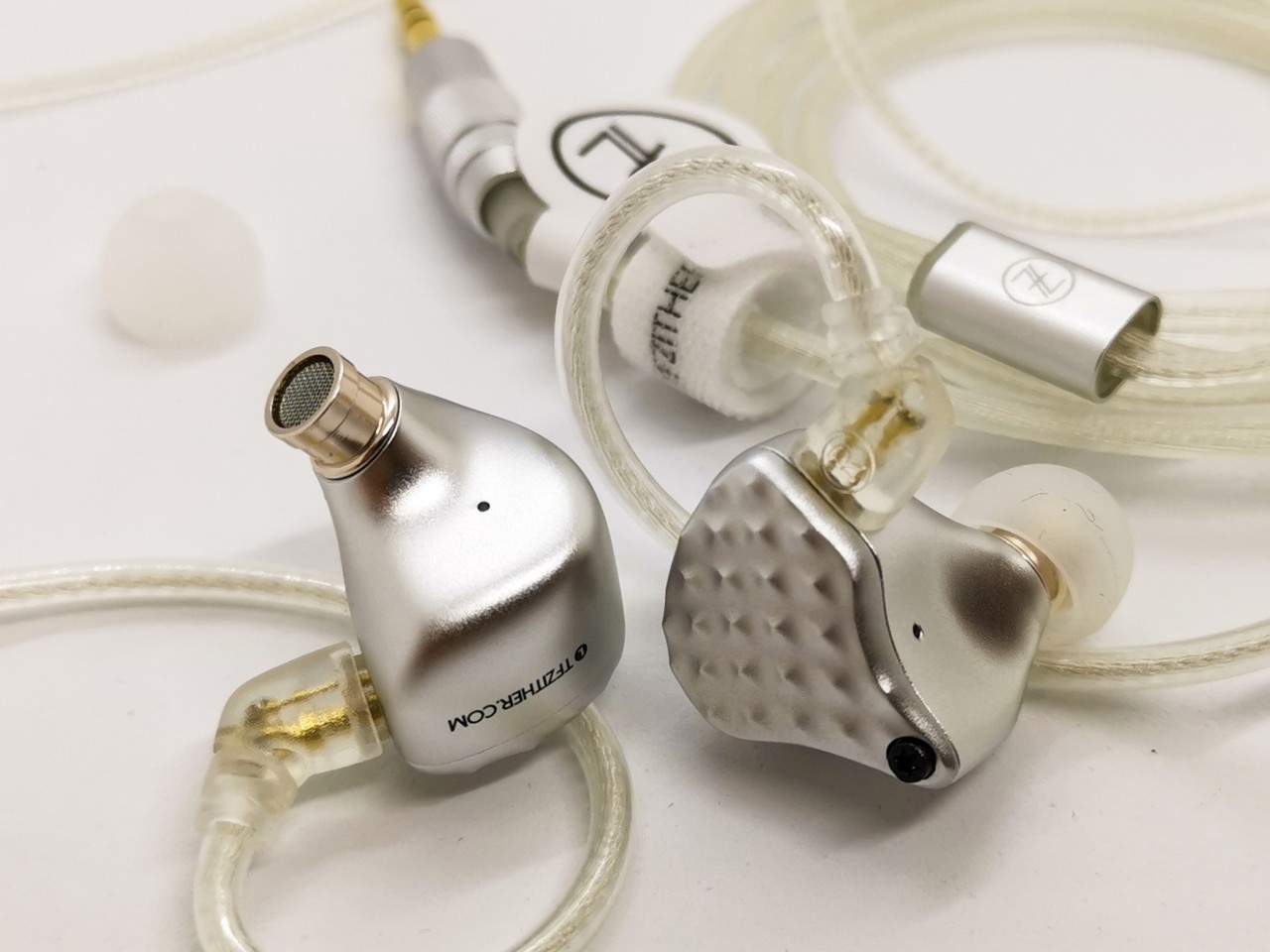 TFZ SERIES 7」 4BA+1DDの同社初ハイブリッド仕様によるパワフル TFZ SERIES 7」 4BA+1DDの同社初ハイブリッド仕様によるパワフル