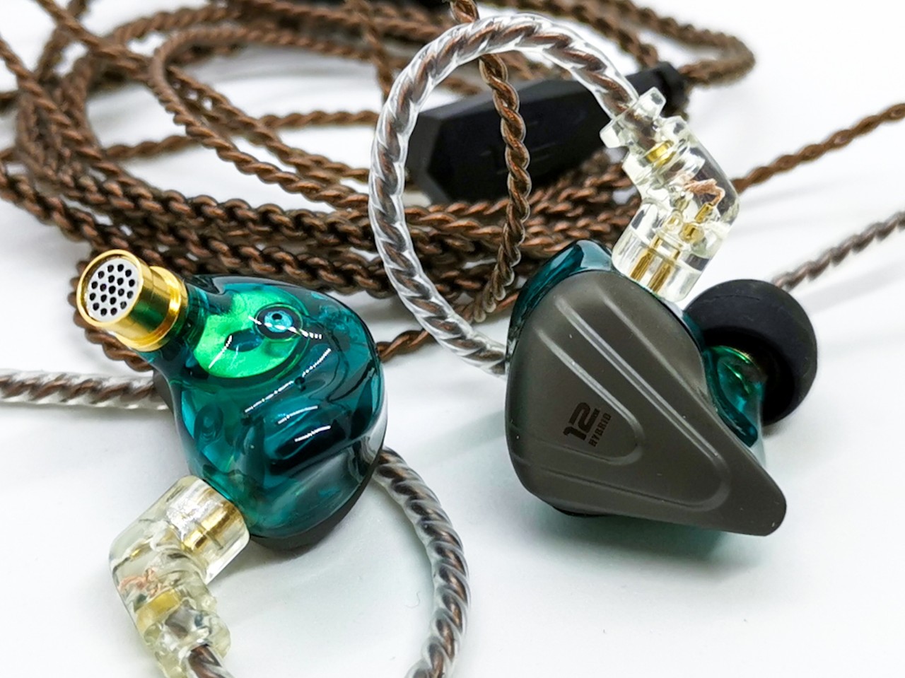 KZ ZSX」 5BA+1DD構成で新しいシェルデザインを採用。KZらしさと同時に