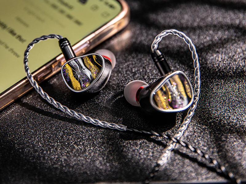 最終値下　美品　KIWI EARS ÉTUDE 1DD➕3BA➕振動板 Kiwi Ears Étude」 1DD+3BAに振動トランスデューサー「KVT」搭載
