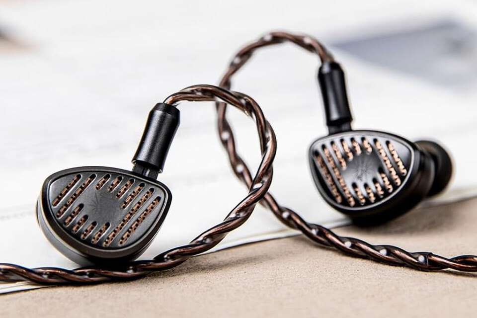 Kiwi Ears Septet」 1DD+4BA+1MPT+1PZTの片側7ドライバー構成。上流を