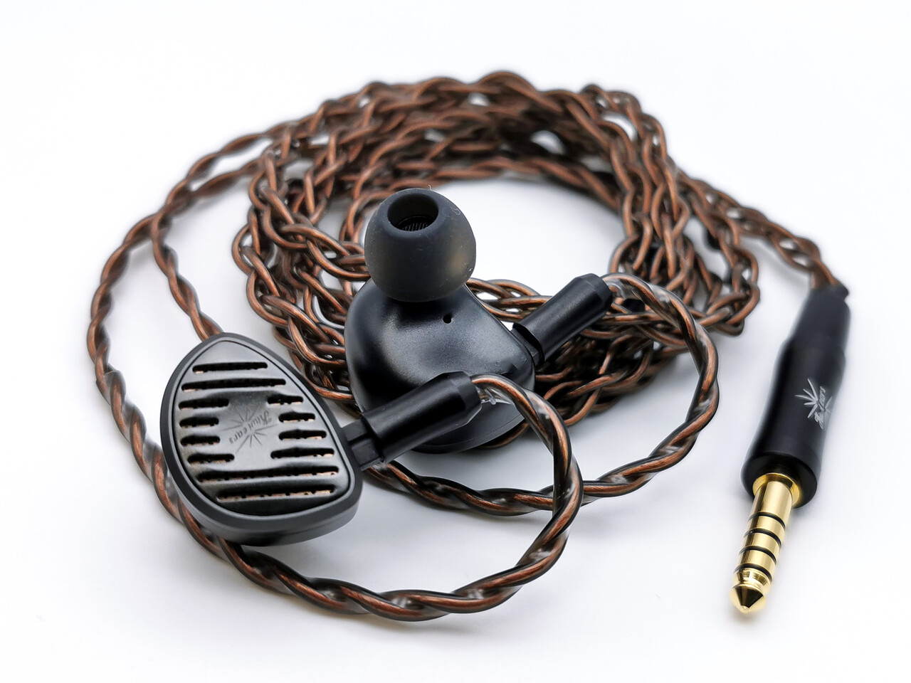 Kiwi Ears Septet」 1DD+4BA+1MPT+1PZTの片側7ドライバー構成