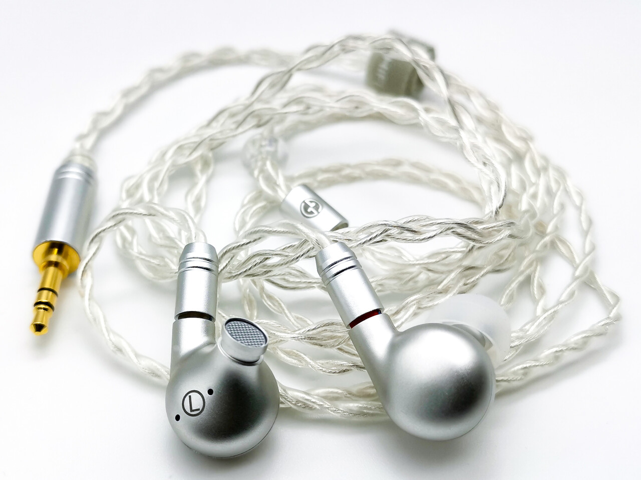 TINHIFI C5」 SPD(角形平面ドライバー)＋BA構成を採用。惑星をイメージ