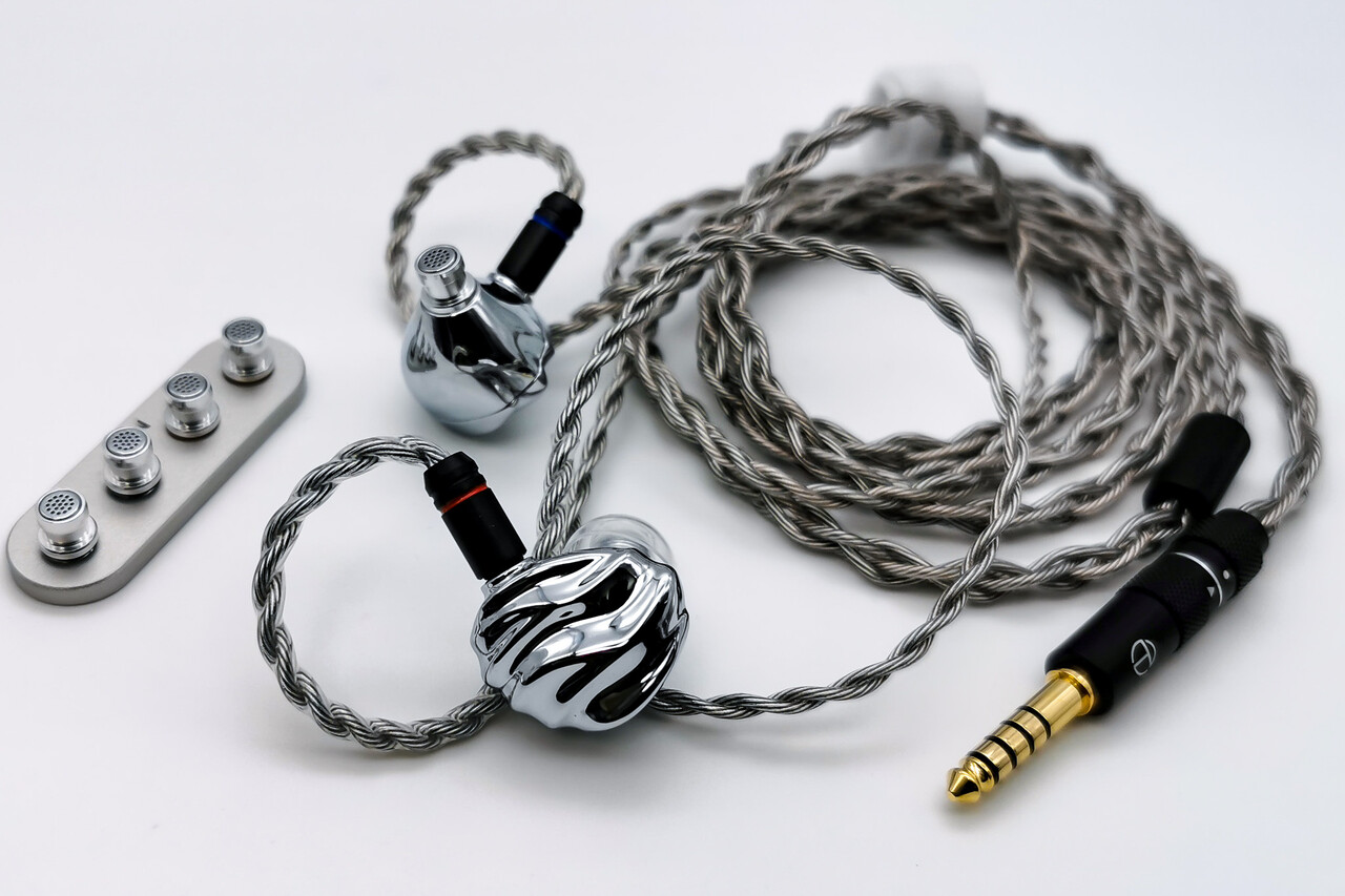 TRN SHELL」 3種類のダイナミックドライバーと平面駆動ユニットによる