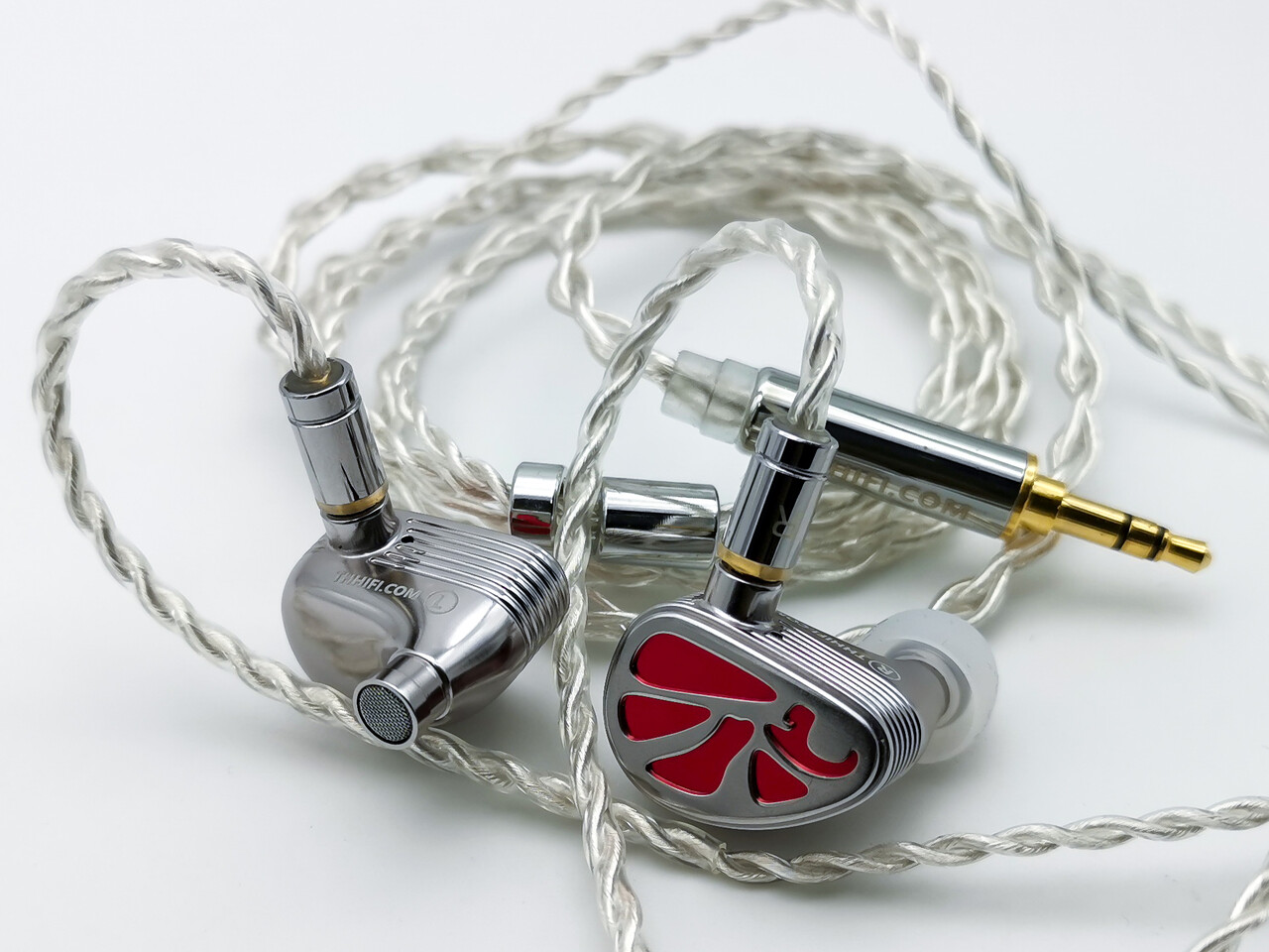 THHiFi Face Red」 京劇をイメージしたフェイスデザインとモダン