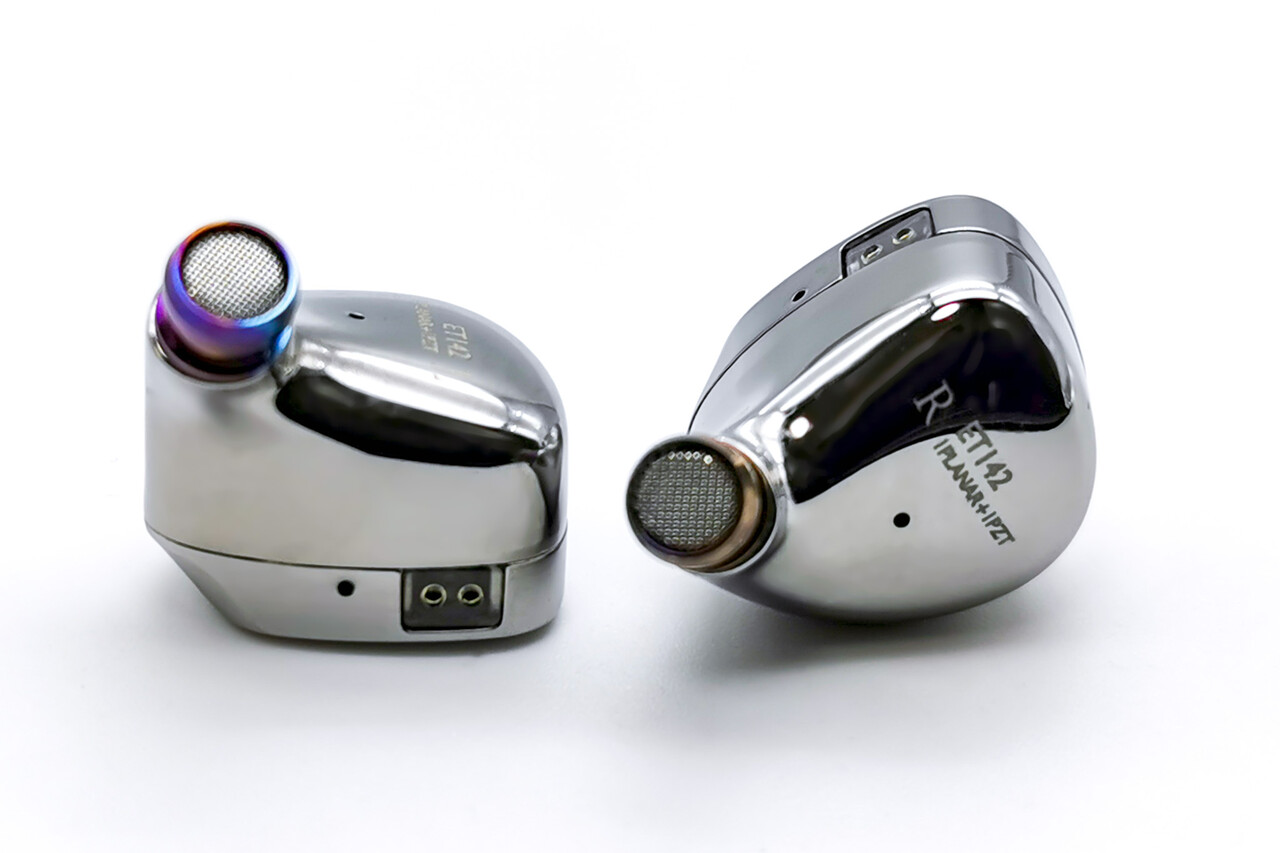 イヤホン SIMGOT ET142 SIMGOT ET142」 12.1mm平面+多層PZTハイブリッド。同社らしい音