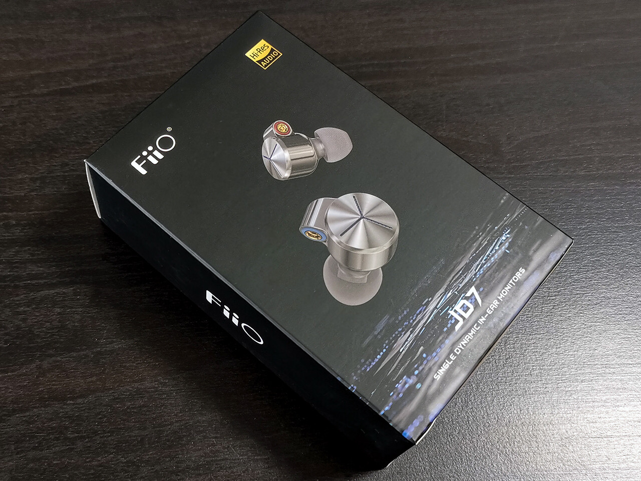 FiiO JD7」上位機種と同様の金属シェルでセミオープン型を採用し FiiO JD7」上位機種と同様の金属シェルでセミオープン型を採用し