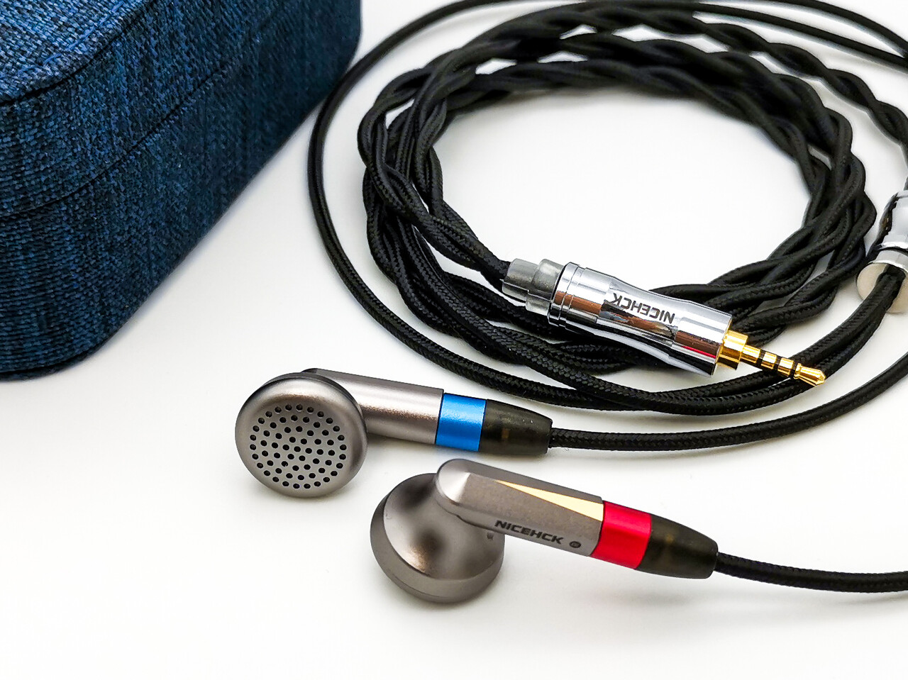 NICEHCK EBX21」 高級感のある外観、タイトでスピード感のある質