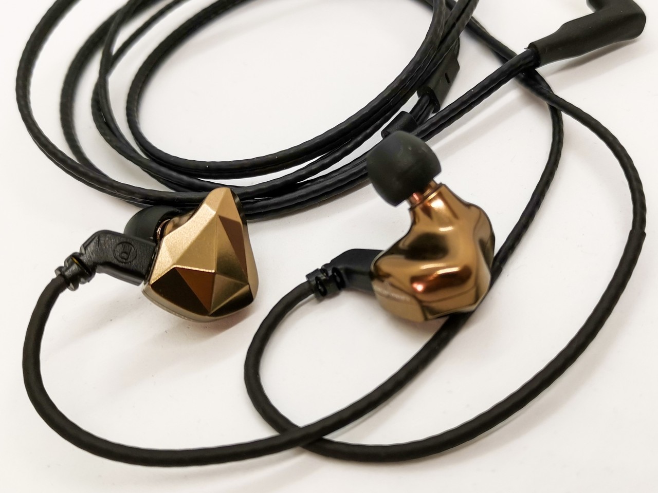 Yinyoo TOPAZ」 独創的なカットデザインのフェイスパネルが Yinyoo TOPAZ」 独創的なカットデザインのフェイスパネルが