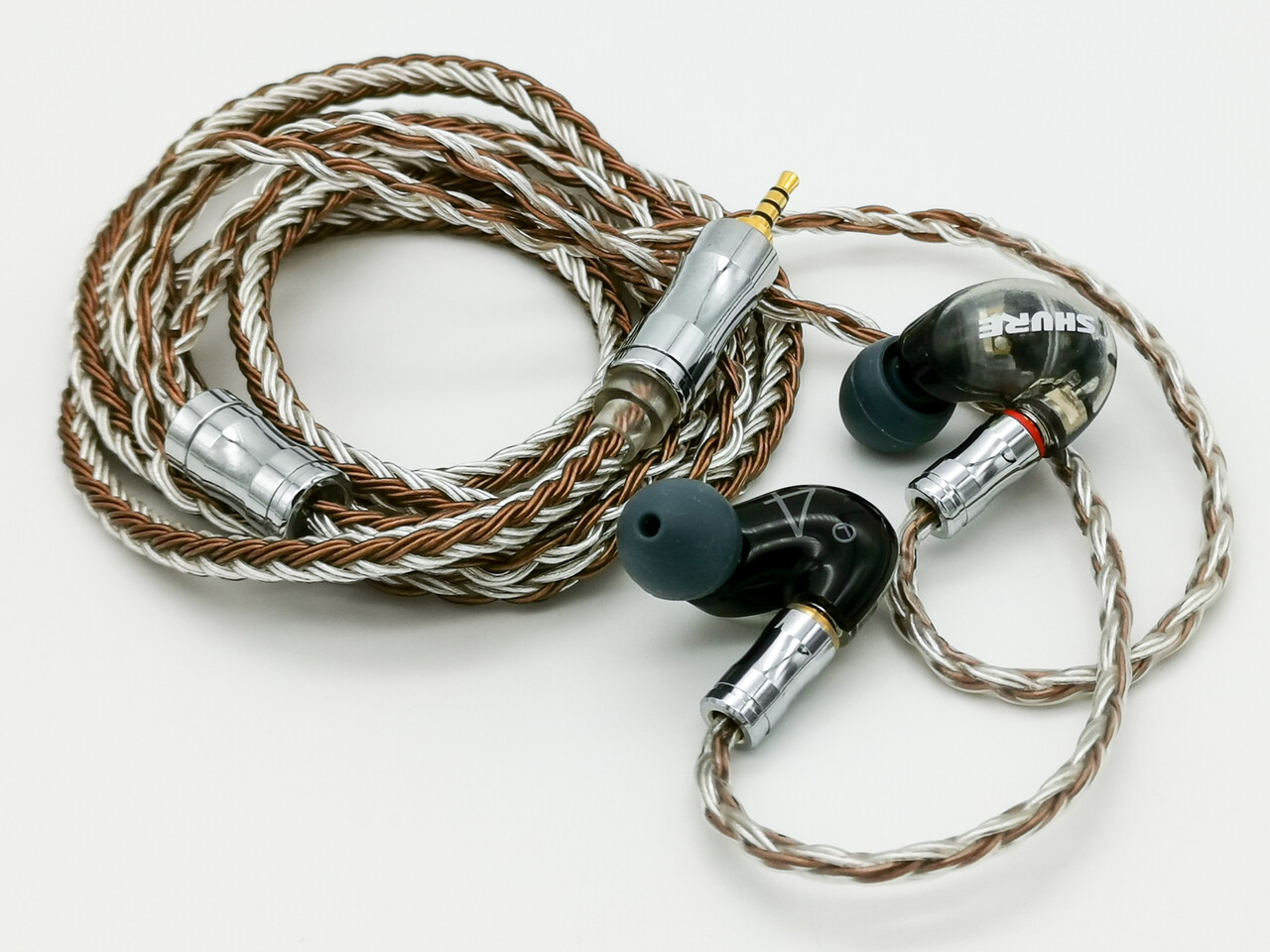 Shure 「AONIC4」 くっきりとした描写で様々なジャンルの曲を Shure 「AONIC4」 くっきりとした描写で様々なジャンルの曲を