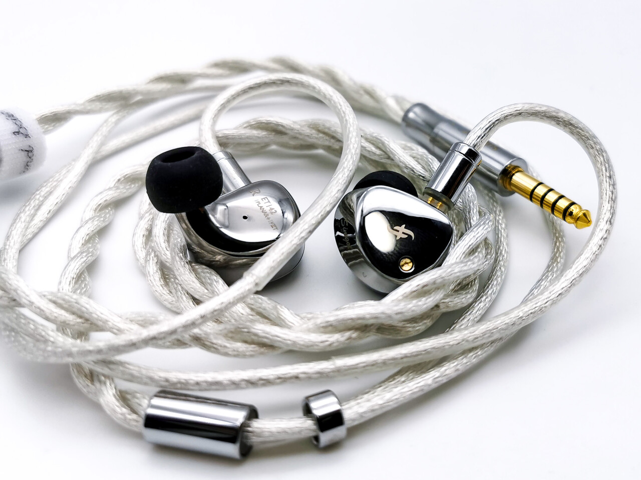 SIMGOT ET142」 12.1mm平面+多層PZTハイブリッド。同社らしい音作りに4