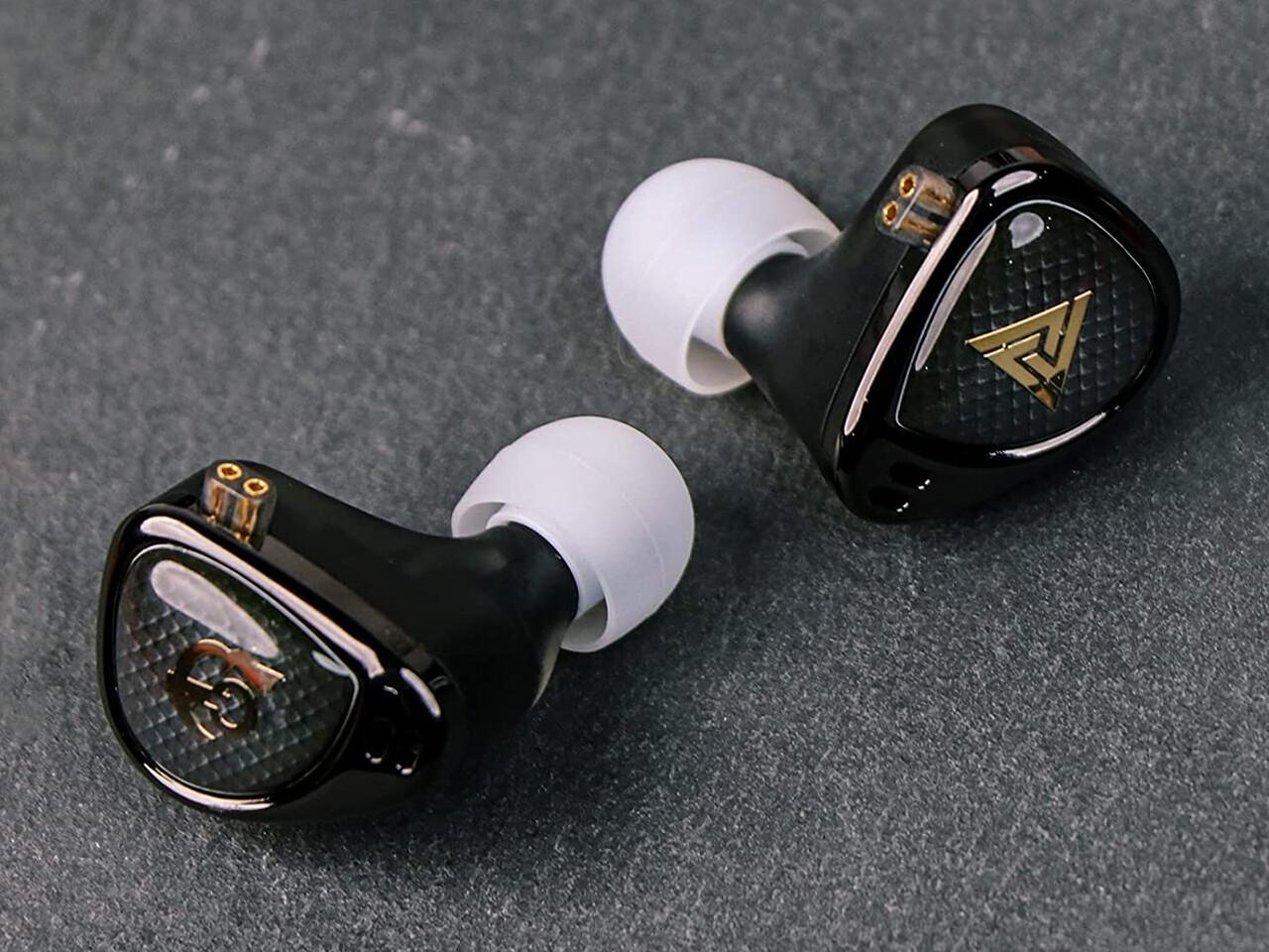 QKZ x HBB Khan」 10mm+7.8mm LCP複合振動板2DD構成。某ZEROぽい