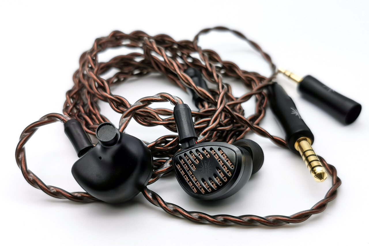 Kiwi Ears Septet」 1DD+4BA+1MPT+1PZTの片側7ドライバー構成